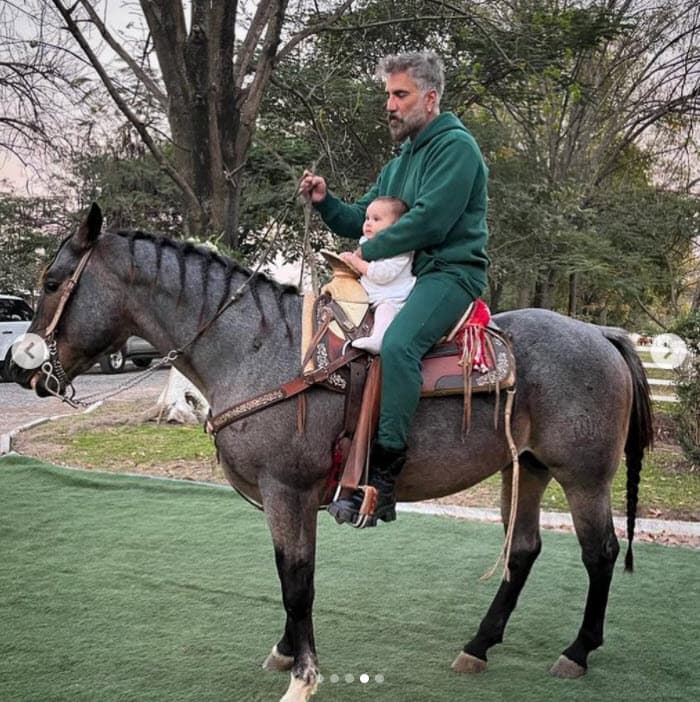 "Magia… es la gente que te saca del caos. ¡Feliz Navidad!", escribió 'El Potrillo' en las fotos con la bebé, quien 
<b><a href="https://www.univision.com/famosos/nace-bebe-camila-fernandez-hija-alejandro-fernandez" target="_blank">nació en marzo pasado. </a></b>
<br>