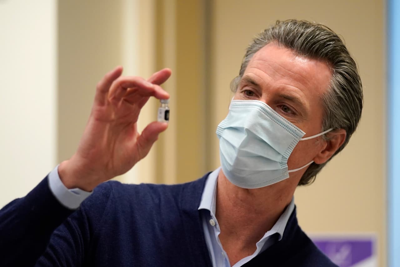 Los lineamientos se publicaron a días de que el gobernador de California, 
<a href="https://www.univision.com/temas/gavin-newsom">Gavin Newsom</a>, le recomendara a la población 
<a href="https://www.univision.com/local/san-francisco-kdtv/como-usar-doble-mascarilla-de-forma-correcta-coronavirus">utilizar doble mascarilla</a> aún si habían sido inmunizados. “Verdaderamente magnifico. Una noticia esperanzadora”, dijo el mandatario sobre la guía en las 
<a href="https://twitter.com/GavinNewsom/status/1368971395661586438" target="_blank">redes sociales</a>.