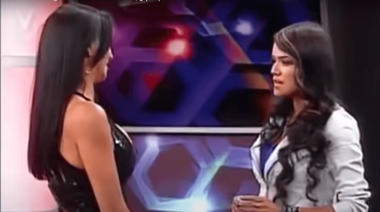 Y a medida que avanzaba la grabación los ánimos se fueron caldeando, tanto así que Karol G recibió un ofensivo comentario de una de las participantes del concurso: “tu solo sirves para cantar”. Ante esto, la cantante explotó y lanzó el agua que estaba bebiendo sobre la actriz que pretendía ser una participante, pues cabe resaltar que se trataba de una pesada broma que le hacían a la colombiana.