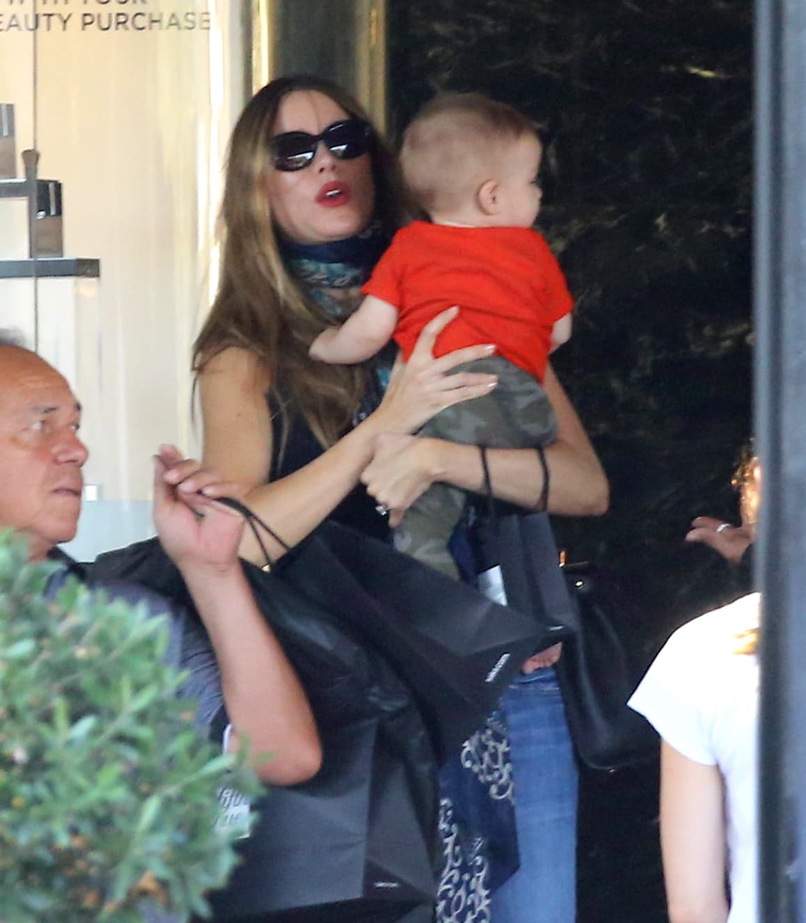 Por no por compras, Sofía llevaba en sus brazos a un hermoso bebé.