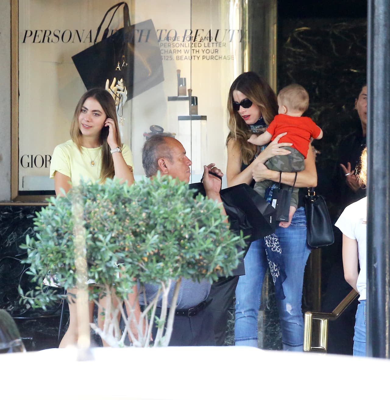 A la Vergara le va muy bien eso de cargar con un bebé.