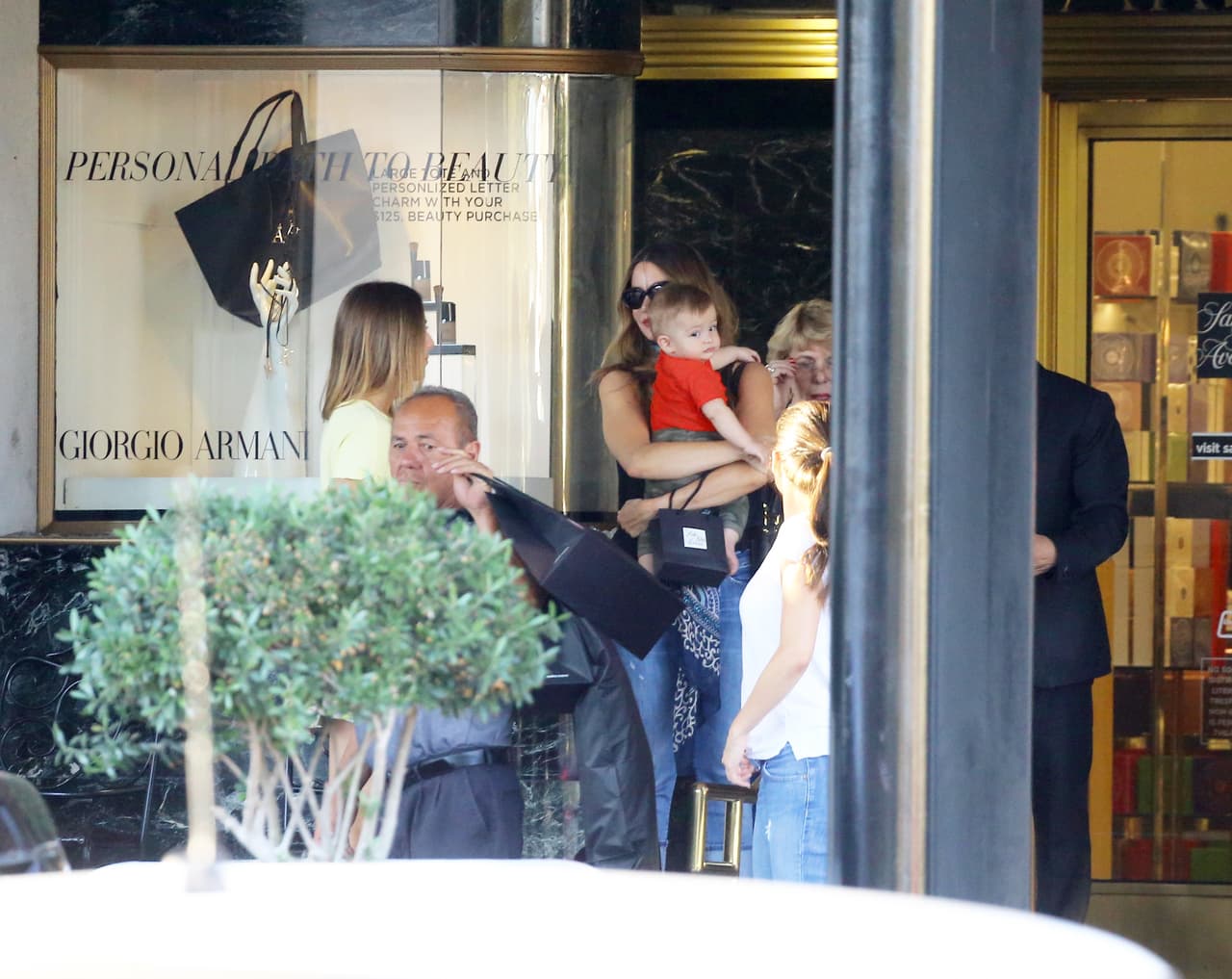 Tal vez está entrenando para cargar a su propio 'baby'.