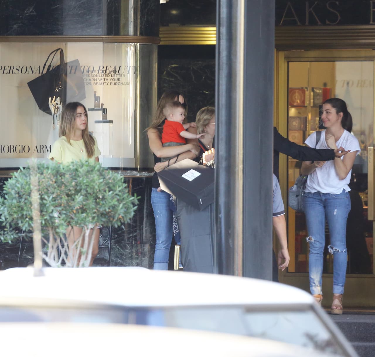 Los paparazzi captaron a Sofía Vergara disfrutando de un paseo con amigos.