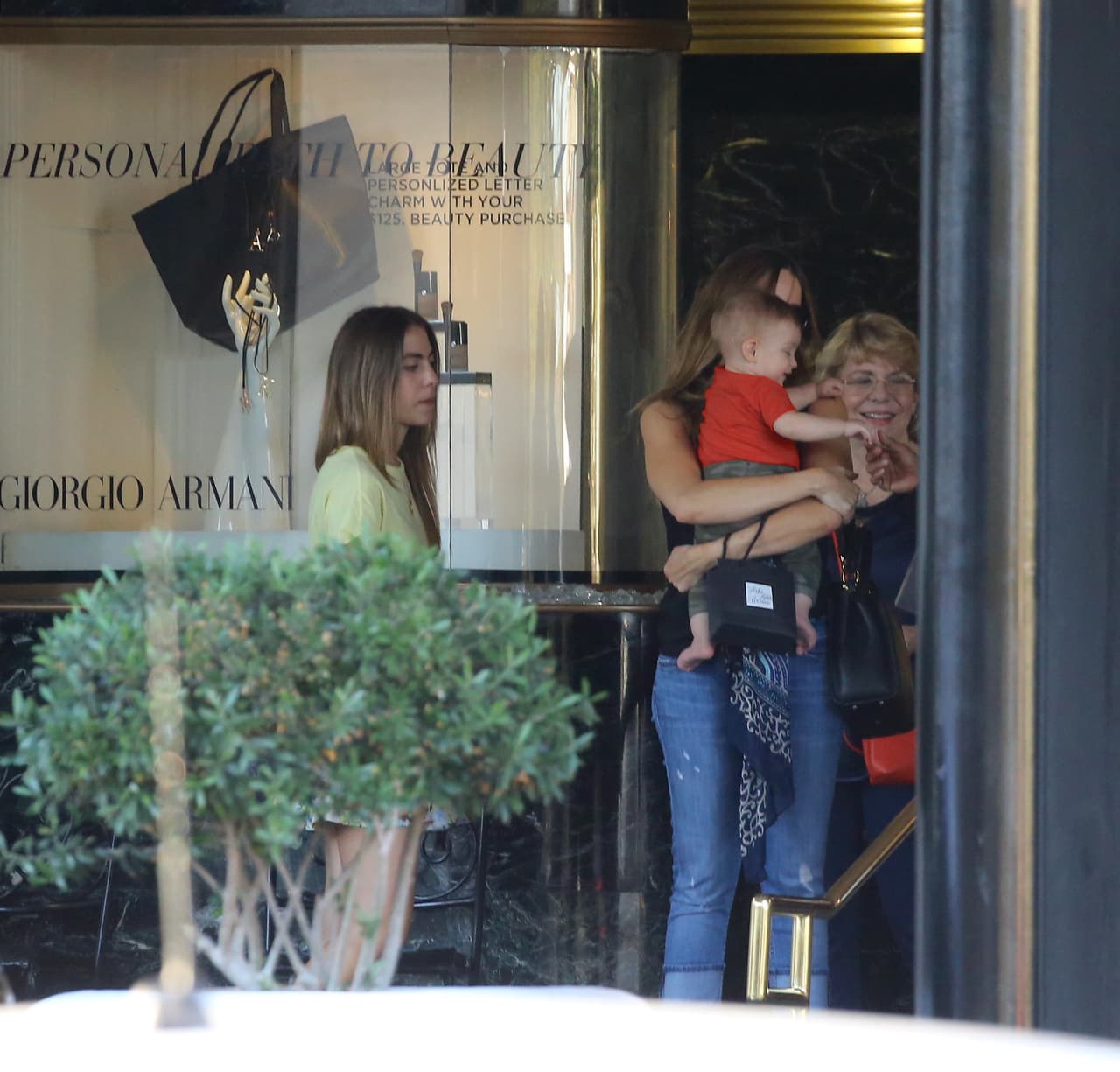 Al parecer la colombiana y varias amigas salieron de compras.