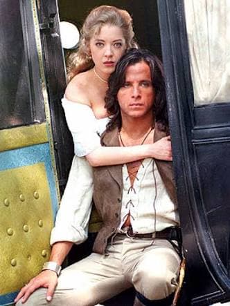 Lamentablemente, ambos de sus compañeros de escenas ya fallecieron.