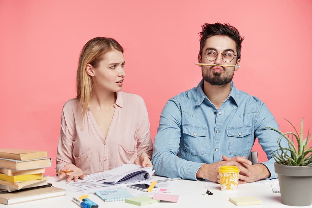 <b>Su mayor problema: </b>Dar la sensación de estar en muchos lados a la vez y perder un poco la concentración a la hora del amor. Traer a colación algún tema escabroso que es mejor dejarlo para otro momento y no, precisamente para “ese”.