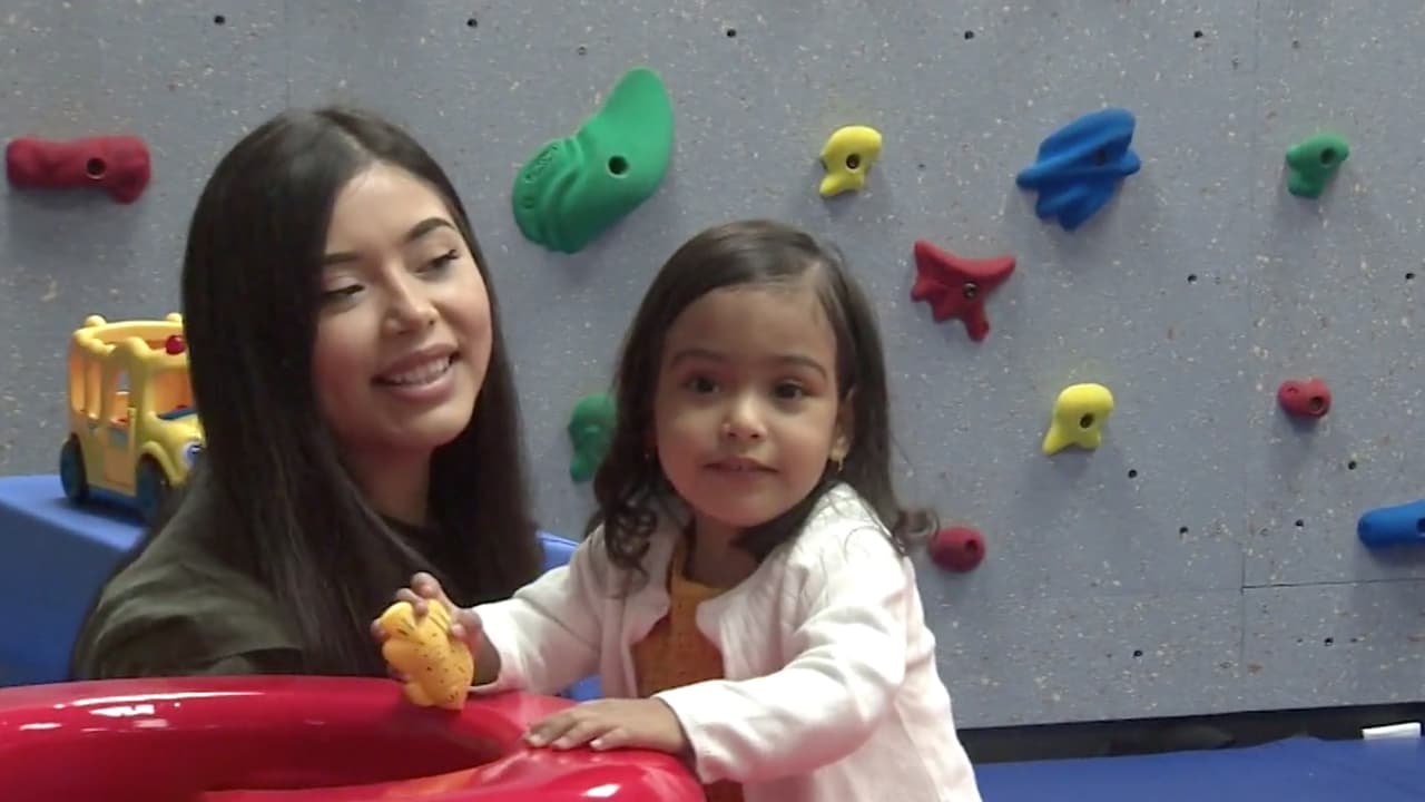 Theresita, de 2 años, fue diagnosticada con
<a href="https://www.univision.com/local/houston-kxln/la-historia-de-superacion-y-valentia-de-una-pequena-de-2-anos-que-nacio-con-espina-bifida-video">espina bífida</a> y ha luchado contra el padecimiento desde que estaba en el vientre de su madre, ha sido sometida a varias operaciones que buscan mejorar su calidad de vida.