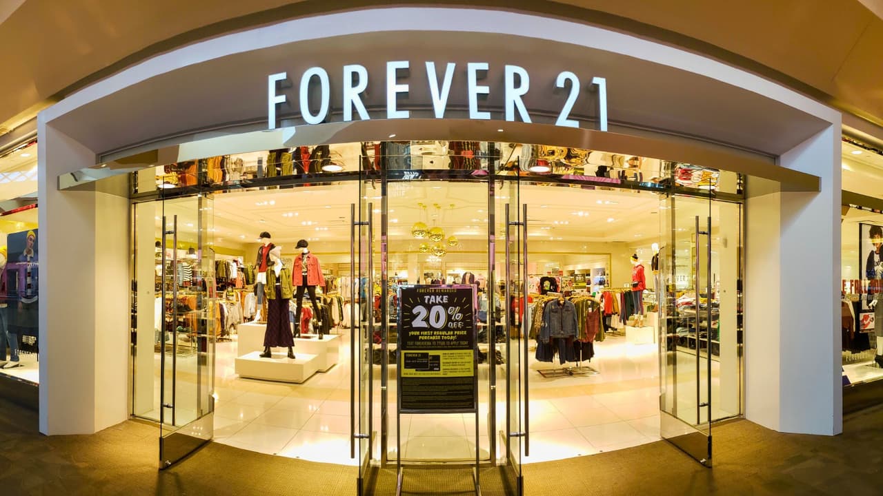 <h3 class="cms-H3-H3">Las ubicaciones que ya no verán más la famosa tienda</h3>
<br>En el norte de Texas, 
<b>Forever 21 tenía nueve tiendas, y ahora esas serán historia</b>. Algunas de las más populares incluyen las ubicaciones en 
<b>Dallas, Grapevine Mills y Fort Worth</b>, que han sido pilares en los centros comerciales. Si eres de los que solían pasar por allí, estos lugares ya no estarán disponibles. Aquí te dejamos algunas de las tiendas afectadas:
<br>
<b>Dallas (Galleria Dallas):</b> 
<a href="https://maps.app.goo.gl/56KYdn79yWwhZLA9A" target="_blank">13350 Dallas Pkwy, 8166 Park Ln.</a>
<br>
<b>Fort Worth (Hulen Mall): </b>
<a href="https://maps.app.goo.gl/7A4eSUpxi7ionwar9" target="_blank">4800 S. Hulen St.Grapevine: 3000 Grapevine Mills Pkwy.</a>
<br>
<b>Arlington (The Parks Mall at Arlington):</b> 
<a href="https://g.co/kgs/rmQSpSE" target="_blank">3811 S. Cooper St.</a>
<br>
<b>Allen (Allen Premium Outlets): </b>
<a href="https://g.co/kgs/3csioQU" target="_blank">820 W. Stacy Rd.</a>
<br>
<b>Mesquite (Town East Mall ):</b> 
<a href="https://g.co/kgs/GY5ghBt" target="_blank">2063 N. Town East Blvd.</a>