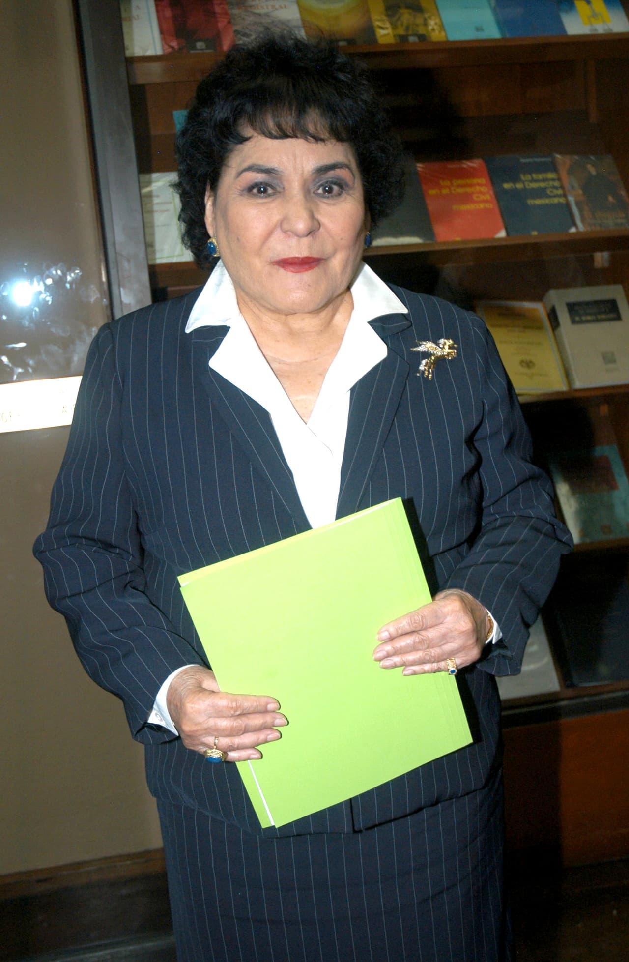 A partir de esa amenaza, a la también productora de teatro le "entró desesperación": "Por un hijo, uno da la vida y saben qué hice: me fui a buscar las tijeras y 
<b>me las quería enterrar</b>". 
<br>