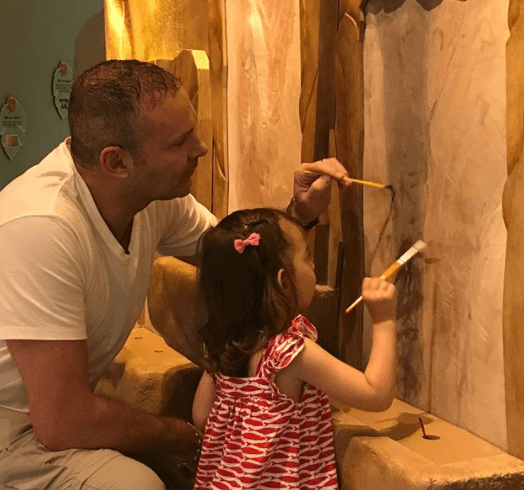 A Michelle le encanta pasar tiempo con su papá. Aquí los vemos muy entretenidos en el museo.