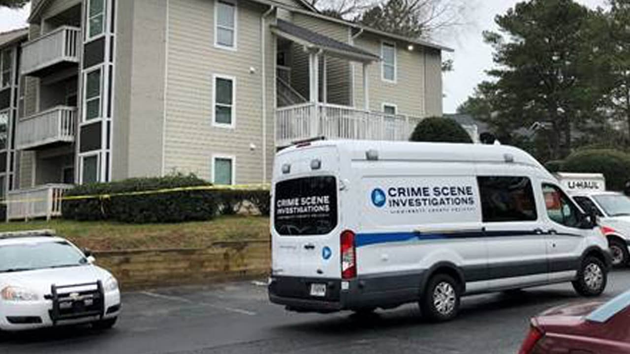 Confirman tres arrestos luego de asesinato en apartamento de Peachtree Corners