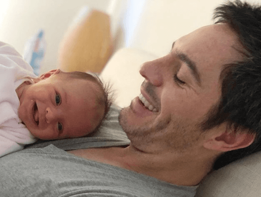 <b>Kailani</b> con un mes de nacida junto a su papá.