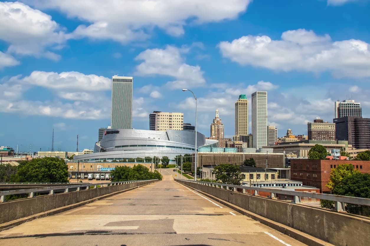 <b>Tulsa, Oklahoma |</b> El precio promedio de una casa es de $295,000 y el 56.5% de las viviendas disponibles en Tulsa son asequibles.
<br>
<br>Ha sido conocida en los últimos años por el incentivo de $10,000 que ofrece a quien se mude a ella. Puedes conseguir aquí una casa de dos cuartos por $245,000.