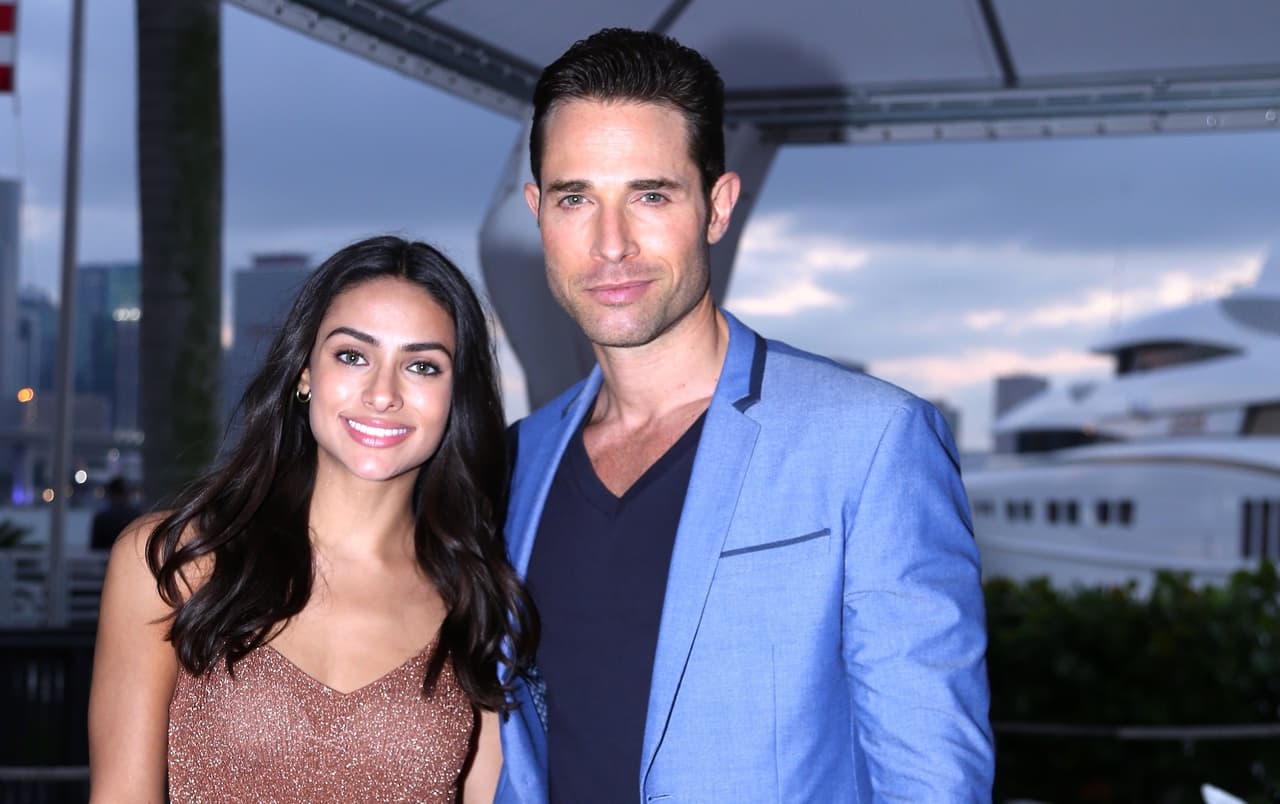 En estos momentos, en la segunda temporada, ya el empresario Miguel Garza (papel que interpreta Rulli) está 
<b><a href="https://www.univision.com/shows/el-dragon/miguel-y-adela-vivieron-su-primer-momento-de-pasion-video">rendido de amor ante su exchofer, Adela Cruz</a></b> (
<b>Renata Notni</b>). Sin embargo, con todos los giros que da la serie, algunos temen que esta relación no consiga un final feliz.