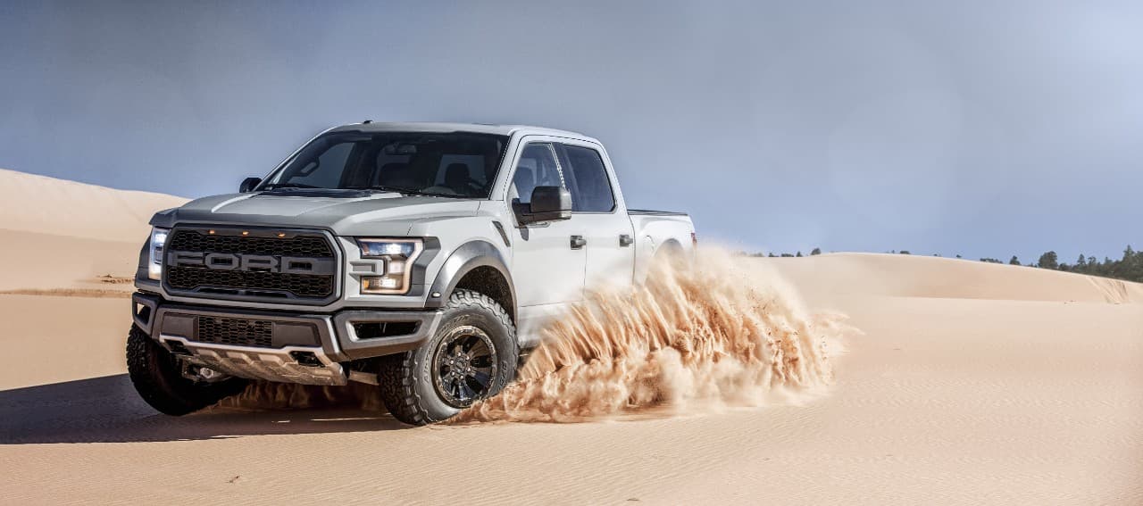 <h3 class="cms-h3-H3">Ford F-150 Raptor</h3>
<br>La 
<b><a href="http://www.univision.com/noticias/a-bordo/ford-f-150-raptor-2017-prueba-a-bordo-completa-video" target="_blank">Ford F-150 Raptor</a></b> es una versión de la popular F-150, pero sus prestaciones, capacidades y equipamiento la hacen tan única que es imposible categorizarla con el resto de la Serie-F. Su V6 de 3.5 litros EcoBoost con 450 caballos de fuerza y sus impresionantes capacidades todoterreno la ponen en un nivel inalcanzable. 
<br>
