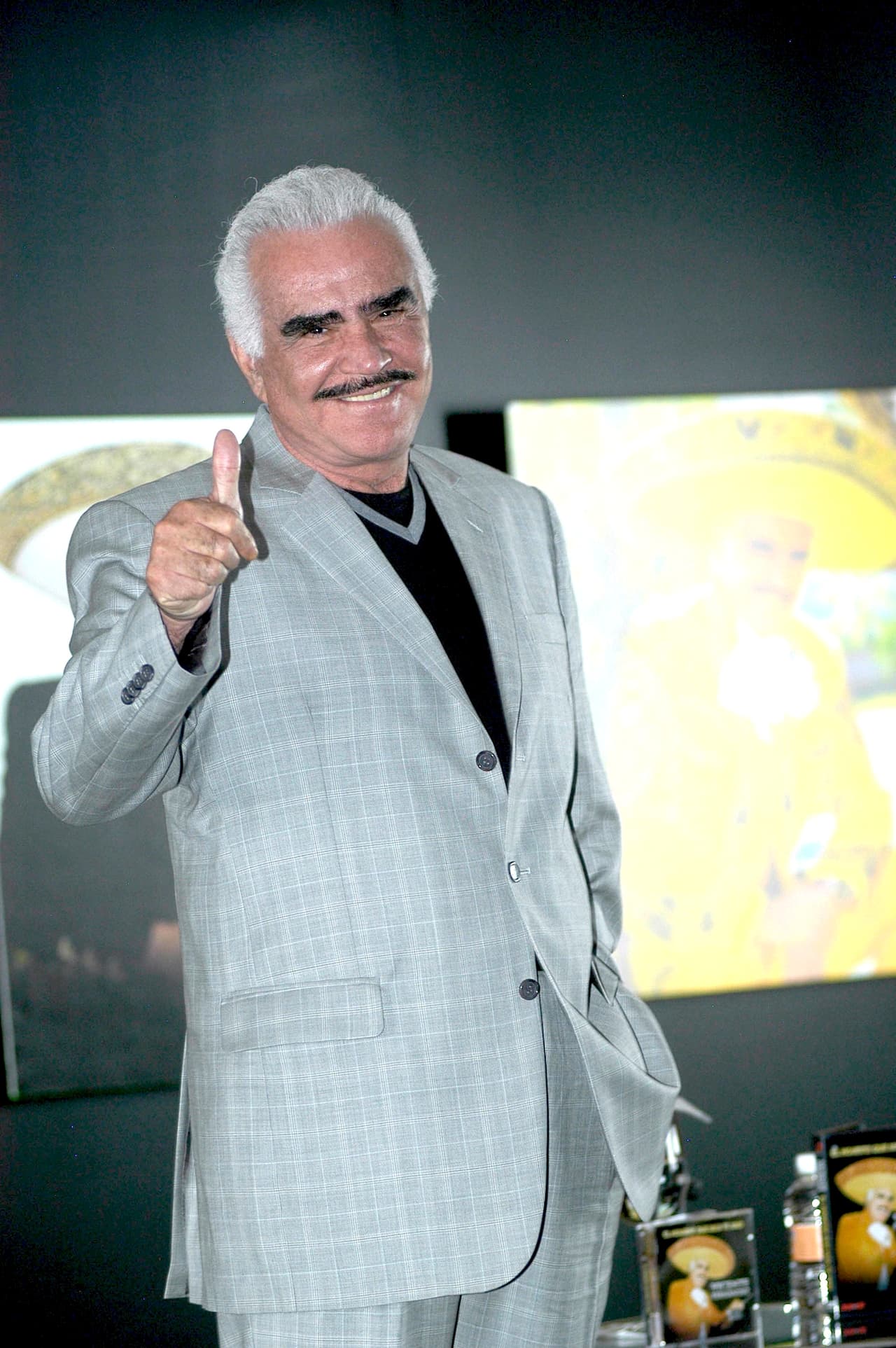 "Estoy en recuperación, dándome terapia en el menisco derecho que me fracturé y parece increíble que 
<b><a href="https://www.univision.com/musica/vicente-fernandez-quiere-decir-adios-en-el-zocalo-de-la-ciudad-de-mexico" target="_blank">el menisco me ha dado más lata que el cáncer </a></b>del hígado, trombosis pulmonar (en el 2013), después la rodilla [...] yo quiero estar vivo, vivo, vivo y alegre", dijo por aquellos días, según declaraciones recogidas por Univision Digital.
<br>