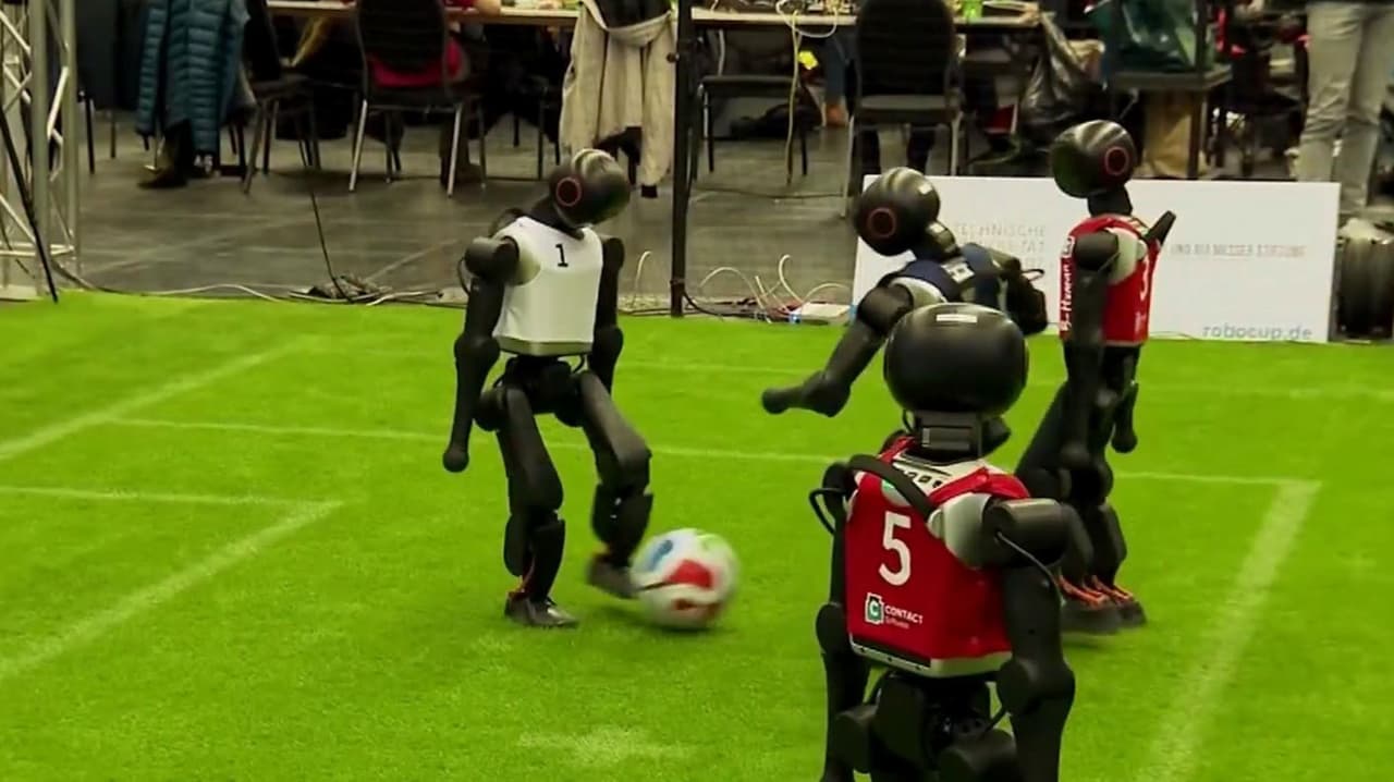 Movimientos de primera: Mira el video de robots de todo el mundo que compiten en una cancha de futbol soccer