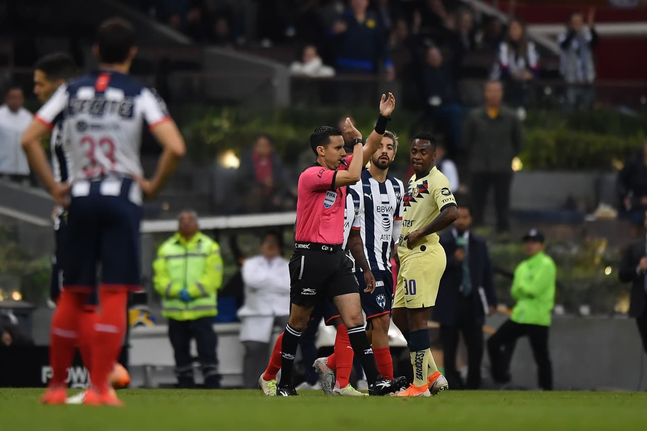 César Ramos anula el tanto del América por segunda ocasión gracias al VAR.