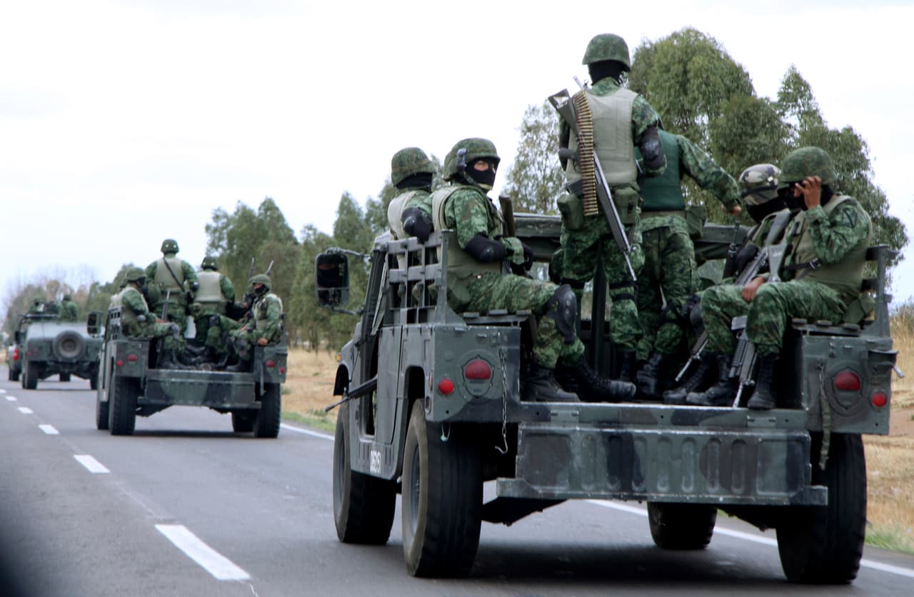 Soldados patrullando cerca de la prisión estatal de Cieneguillas, en Mexico.