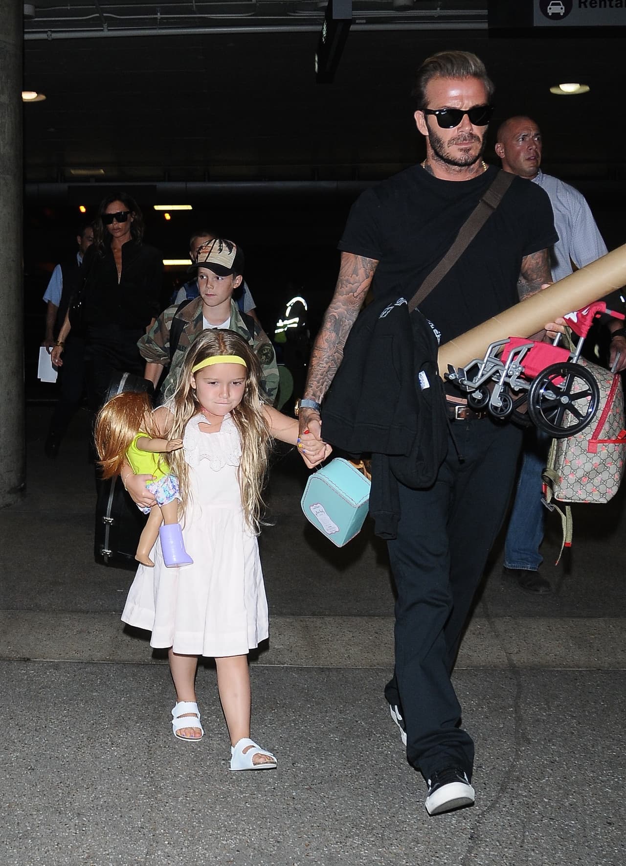 David salió con la familia completa, todos vestidos de un modo muy casual.