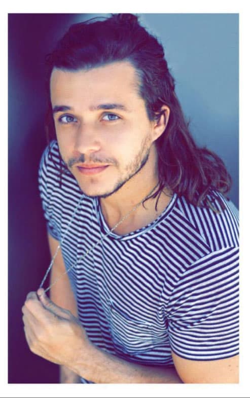 Binho Beltrão interpreta a 'Er'. Este joven galán está comenzando su carrera en la televisión con gran éxito.