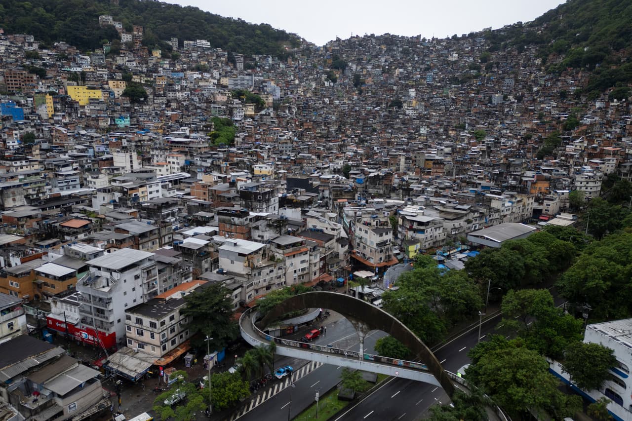 Una ligera lluvia cae sobre la favela de Rocinha durante la segunda vuelta de las elecciones presidenciales en Río de Janeiro, Brasil, el domingo 25 de octubre de 2026.