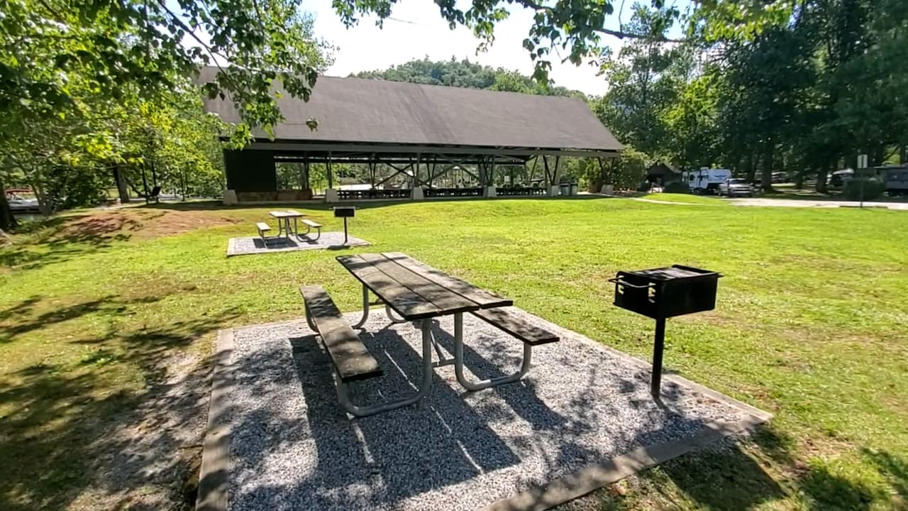 También cuenta con zonas de picnic, un pabellón para eventos y puntos para pescar.