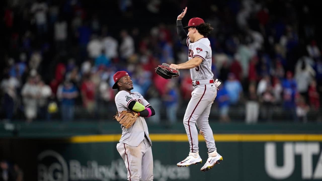 Alek Thomas y Geraldo Perdomo de los Arizona Diamondbacks celebran después del Juego 2 de la Serie Mundial de béisbol contra los Texas Rangers el sábado 28 de octubre de 2023 en Arlington, Texas. Los Diamondbacks ganaron 9-1.