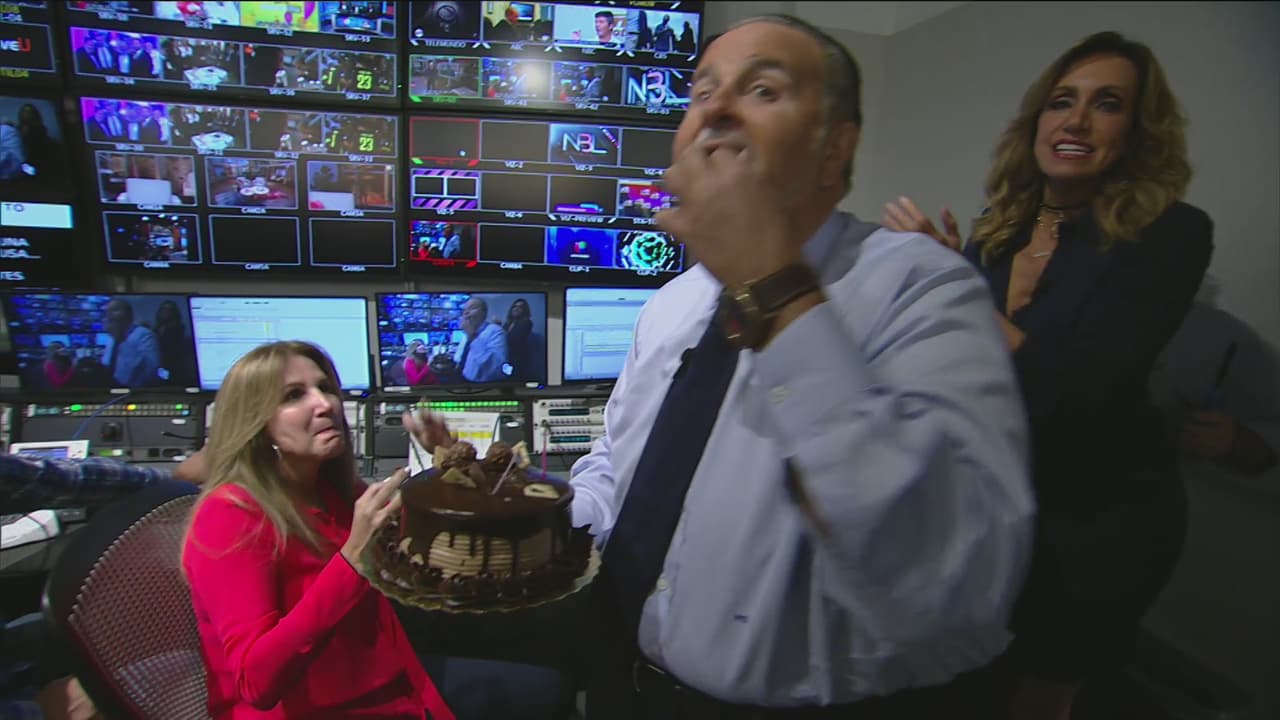 Raúl aprovechó para darle una probadita al pastel.