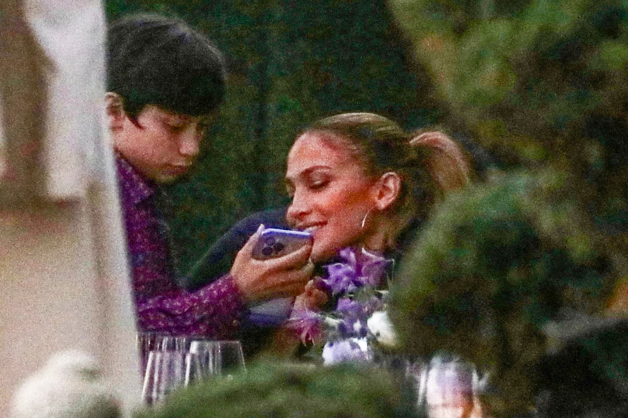 Por su parte, 
<b>Max</b> mostró a su madre y al actor algunas cosas en su teléfono celular.
<br>