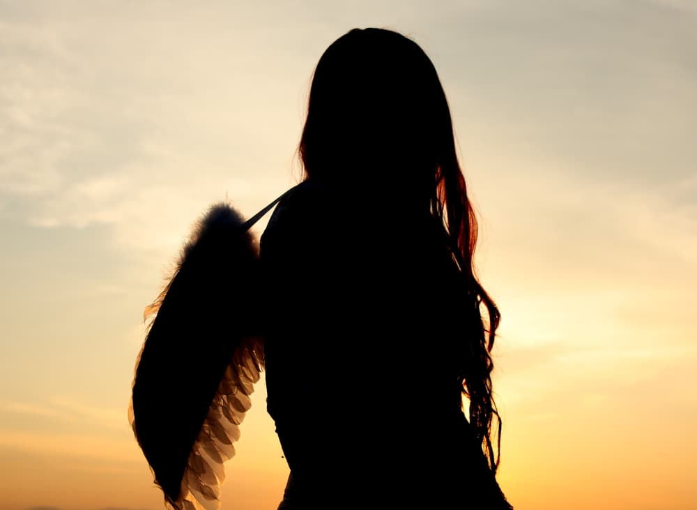 <b>- Palabras.</b> Así como la música, en muchas ocasiones la presencia angelical puede manifestarse con palabras que bien se escuchan fuera de los oídos o dentro de la mente.