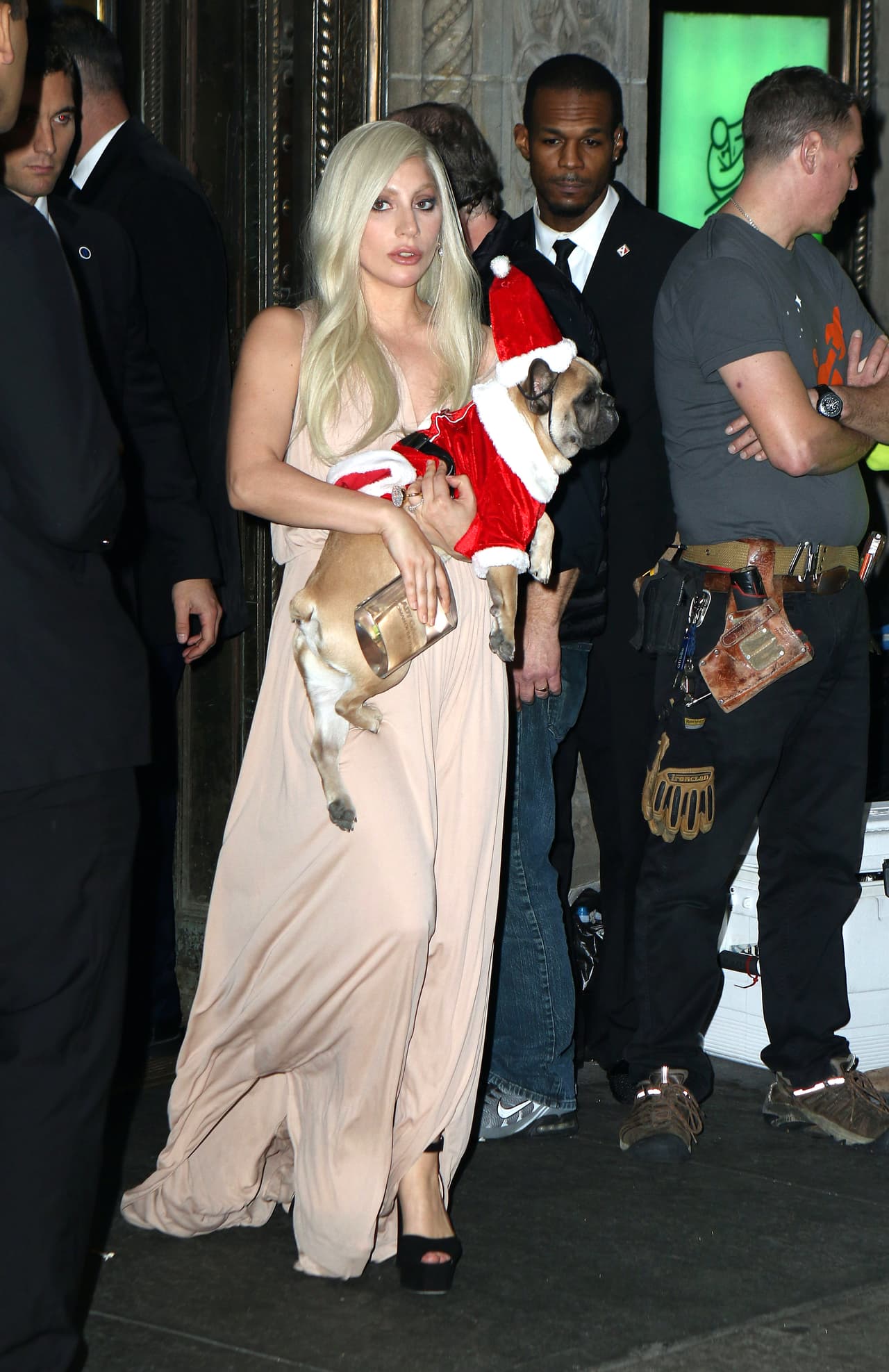 La cantante fue vista saliendo de su departamento acompañada por su prometido Taylor Kinneay y fue a un lunch para celebrar a las mujeres en los Billboard y llevó a sus perritos navideños.