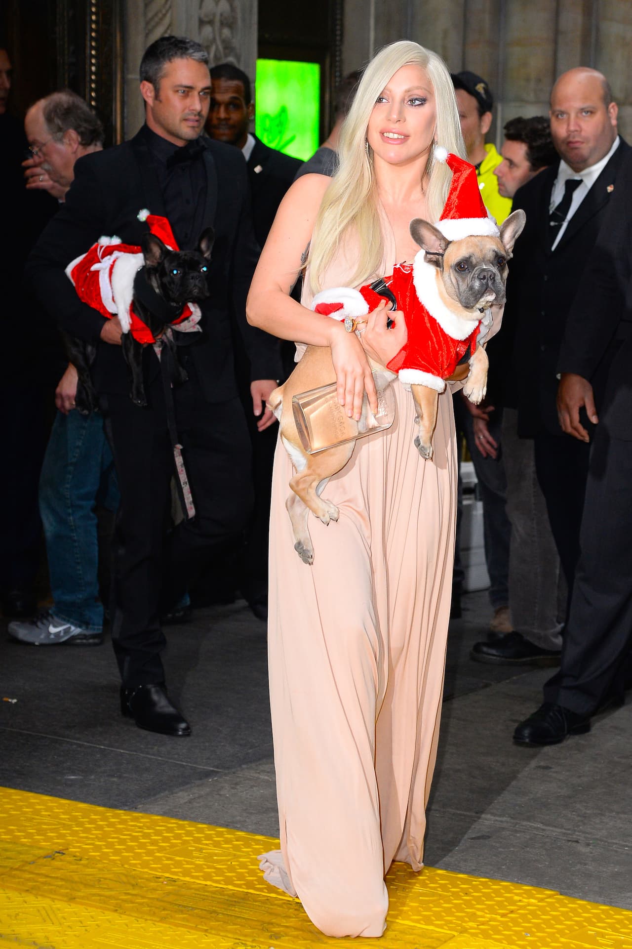 La cantante fue vista saliendo de su departamento acompañada por su prometido Taylor Kinneay y fue a un lunch para celebrar a las mujeres en los Billboard y llevó a sus perritos navideños.