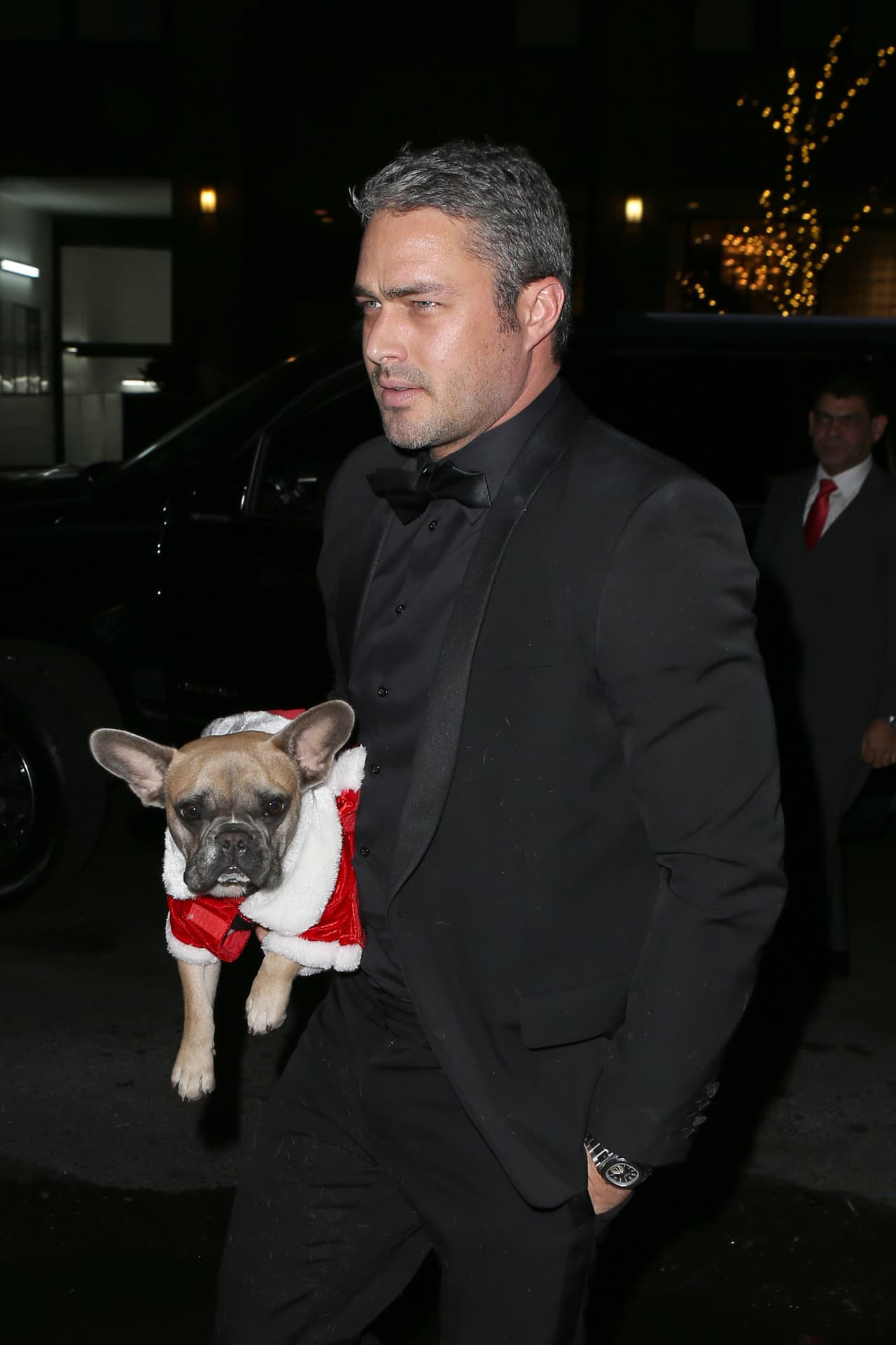 La cantante fue vista saliendo de su departamento acompañada por su prometido Taylor Kinneay y fue a un lunch para celebrar a las mujeres en los Billboard y llevó a sus perritos navideños.