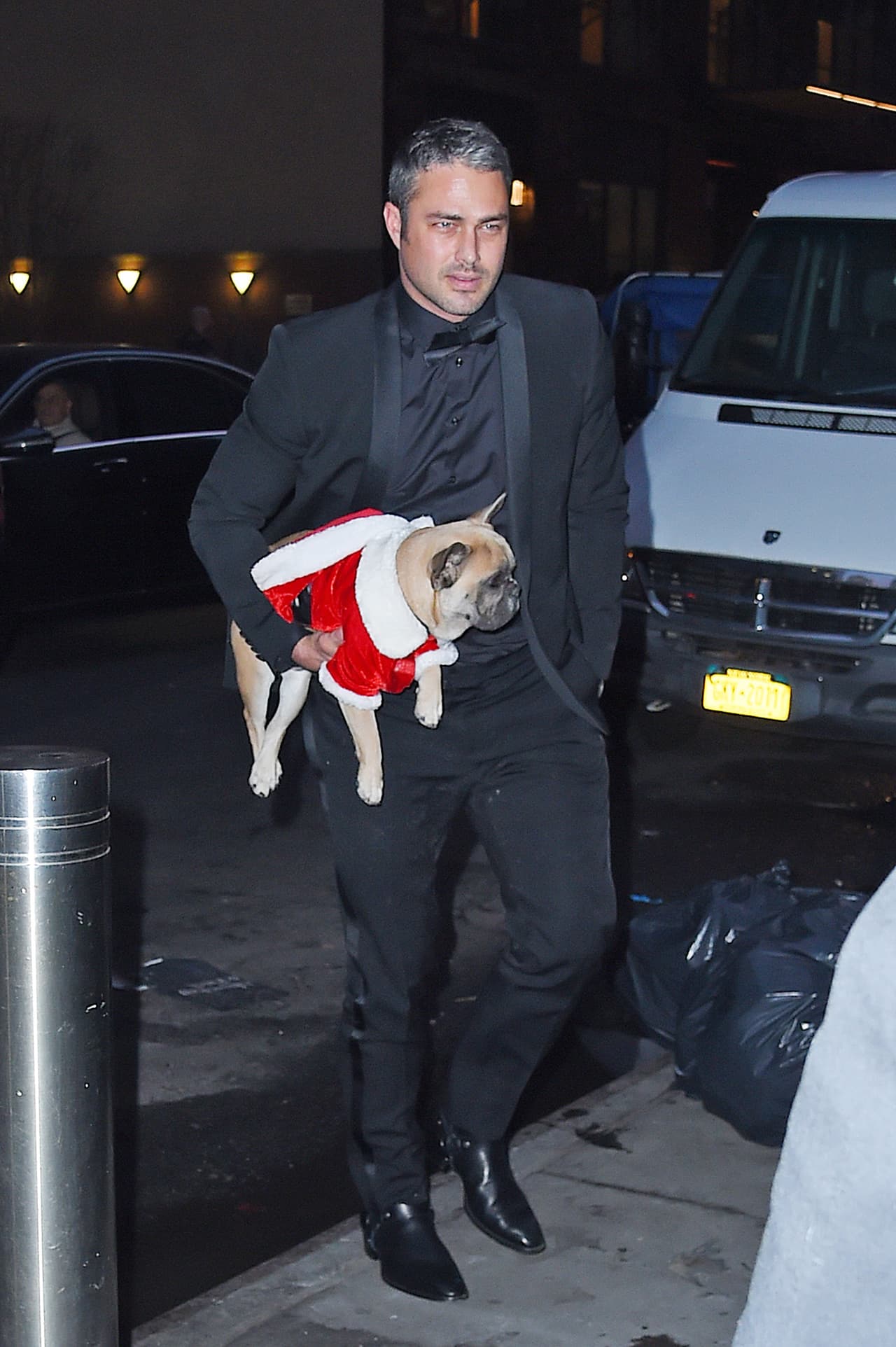 La cantante fue vista saliendo de su departamento acompañada por su prometido Taylor Kinneay y fue a un lunch para celebrar a las mujeres en los Billboard y llevó a sus perritos navideños.