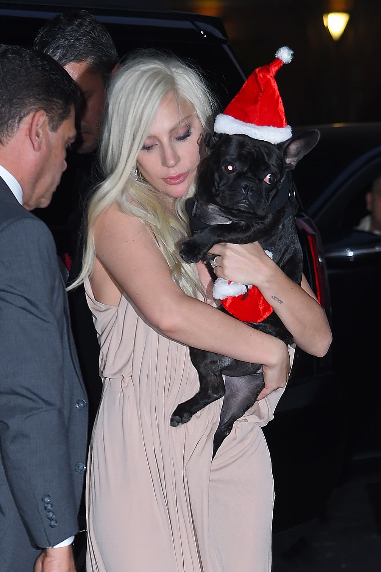 La cantante fue vista saliendo de su departamento acompañada por su prometido Taylor Kinneay y fue a un lunch para celebrar a las mujeres en los Billboard y llevó a sus perritos navideños.