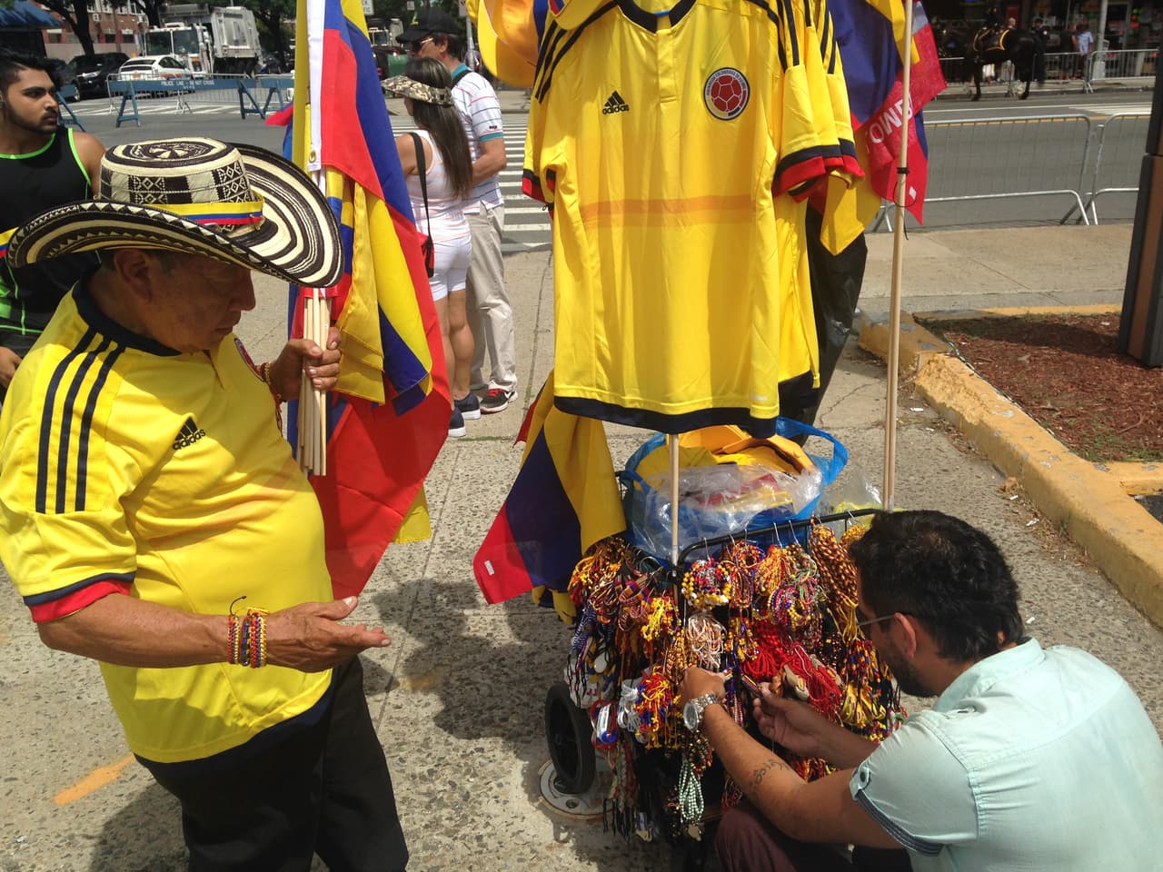 Los vendedores ambulantes también aportaron colorido.