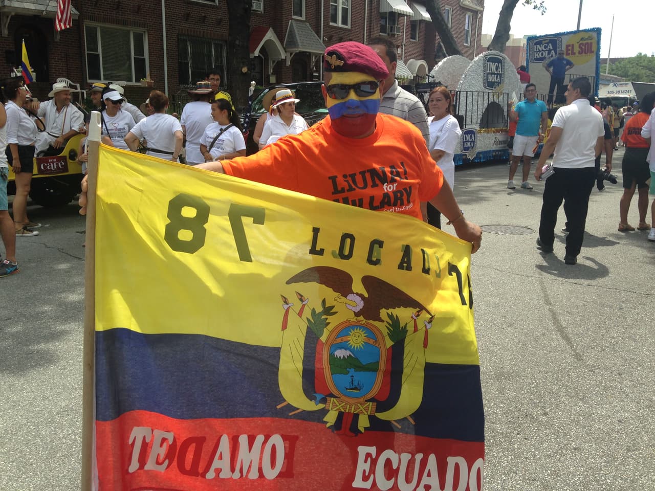 Un ecuatoriano celebra el orgullo colombiano.