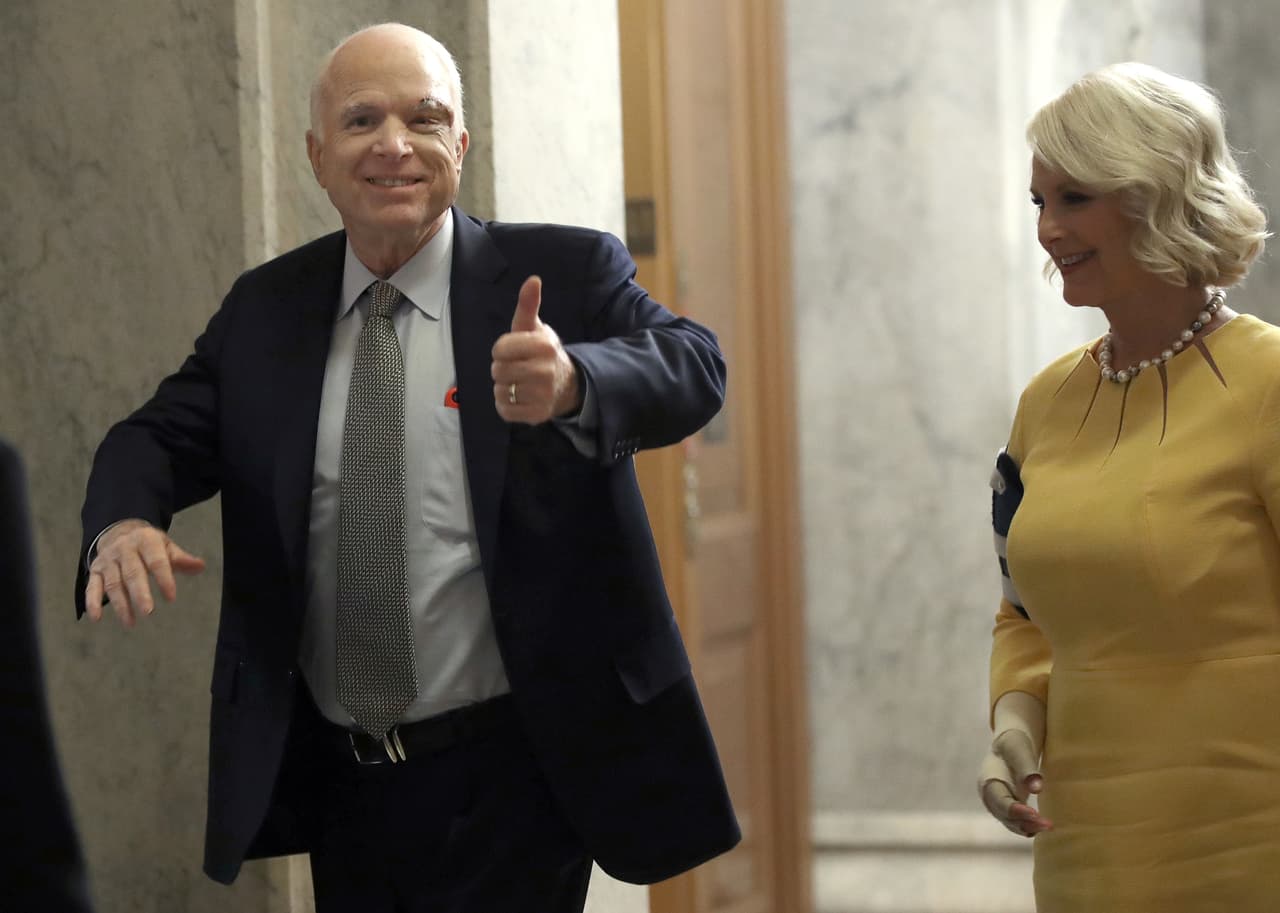 Julio de 2017. El senador John McCain regresa al Senado tras ser diagnosticado con cáncer cerebral para asistir a la votación que buscaba derogar y remplazar el Affordable Care Act, la ley de salud asequible conocida como Obamacare. 
<a href="https://www.univision.com/noticias/politica/analisis-visual-de-la-sorpresa-en-el-senado-ante-el-historico-no-de-john-mccain">El voto de McCain fue histórico y decisivo</a> para que la legislación bandera de Barack Obama no fuera eliminada. En la imagen se le ve junto a su esposa Cindy McCain.