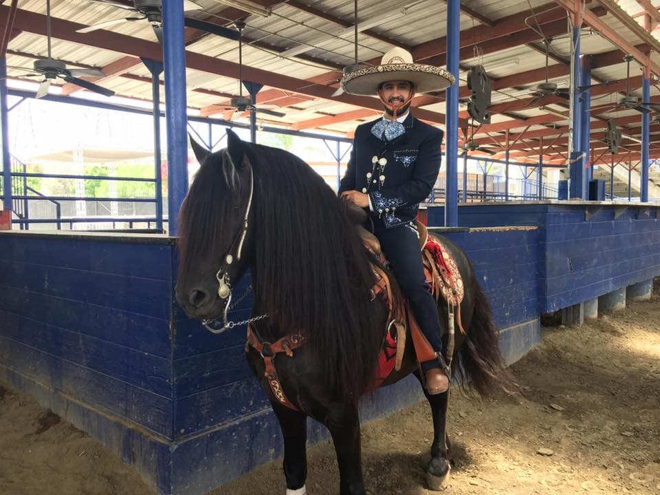 Diego Herrera es otro cantante que ha incursionado tanto en la música norteña como en la ranchera, siendo esto último donde se desenvuelve como pez en el agua.