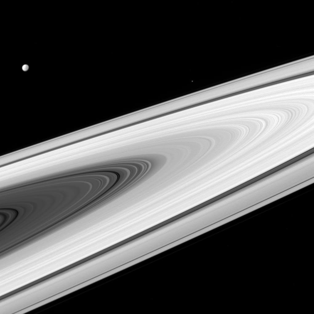 Los anillos principales de Saturno, junto con sus lunas, son mucho más brillantes que la mayoría de las estrellas.