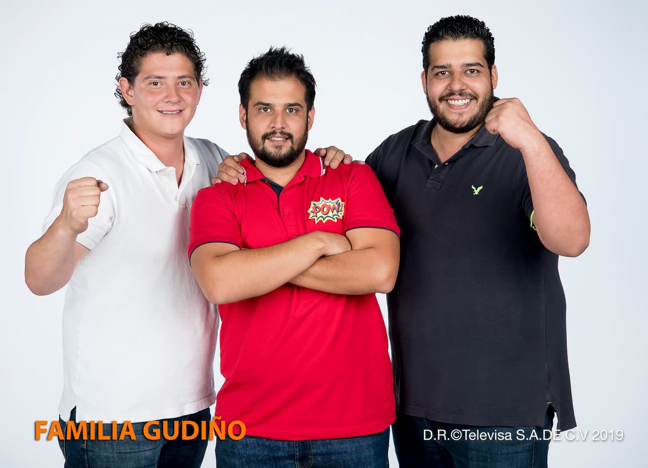 Javier, Daniel y Farid llegan a
<b> Familias Frente al Fuego</b> para demostrar que su sazón es el mejor, juntos son la Familia Gudiño y provienen de la Ciudad de México. Daniel y Javier son mellizos, mientras Farid es su compadre. 
<br>
<br>Algunos de sus platillos favoritos son: Pastas, cochinita pibil y el pastel de cajeta. 
<br>