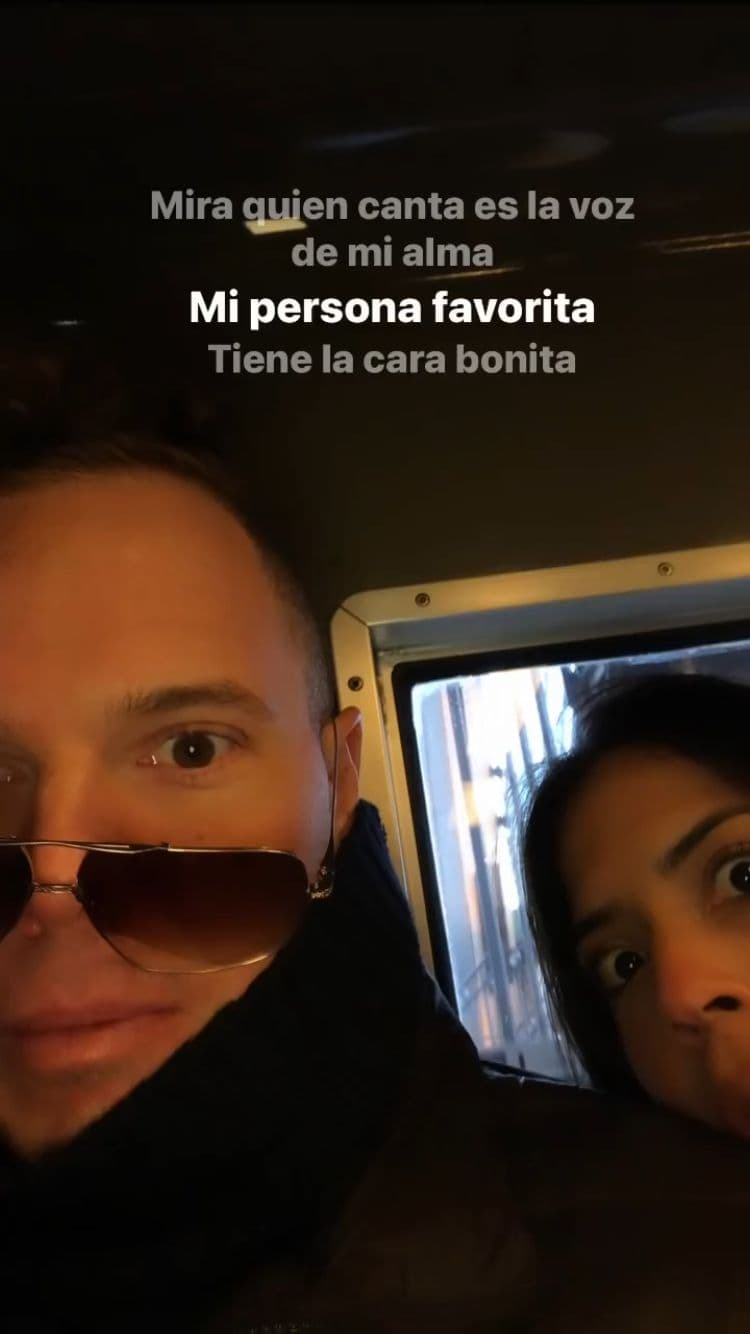 Con algunas frases de canciones, la ganadora de Nuestra Belleza 2015 expresó el amor y admiración que siente por su esposo.