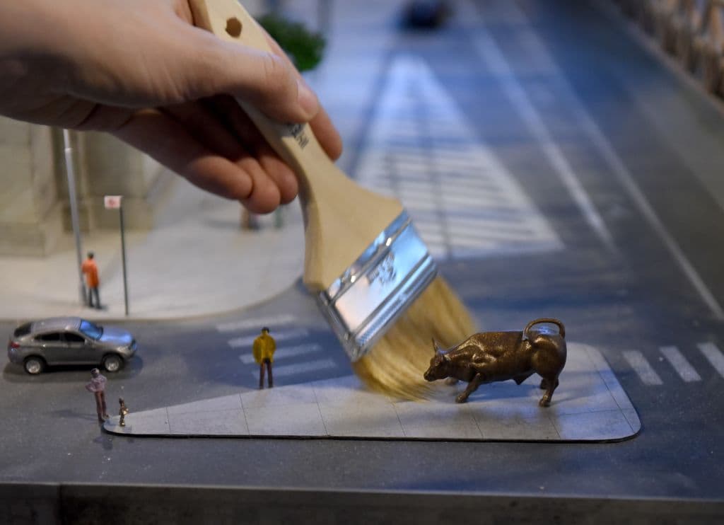 El emblemático toro de Wall Street es parte también de esta exhibición que en el segmento de réplicas de América Latina incluye estampas de Argentina, México y Panamá.