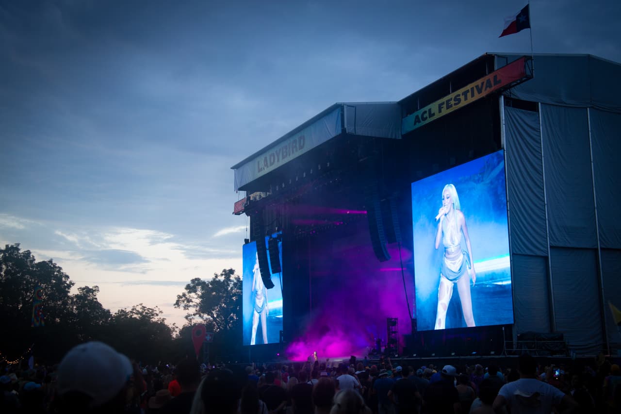 Después de dos años de ausencia, y a solo a tres días después de que los funcionarios del condado redujeran las pautas de riesgo del covid-19 del área, el festival texano empezó con un primer fin de semana que con fuertes lluvias atentaba el abrir de sus puertas.