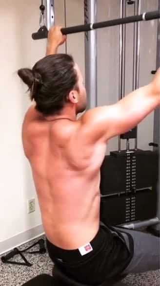 Aquí lo tenemos presumiendo los músculos de su espalda.