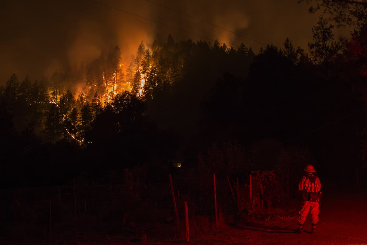 Incendio de maleza paraliza la autopista 118 en el sur de California
