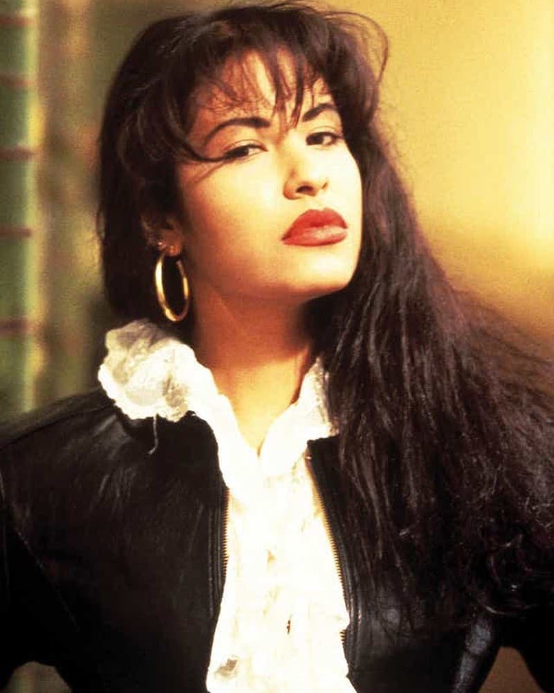 Entonces, la intérprete de 16 años quiso escribirle
<b><a href="https://www.univision.com/famosos/angela-aguilar-revela-las-3-razones-que-la-inspiraron-a-rendirle-un-homenaje-a-selena-video" target="_blank">una carta a la familia de Selena</a></b> para compartirles el homenaje que le hizo justo en el 25 aniversario de su muerte. Hasta ahora, no le han contestado.
<br>