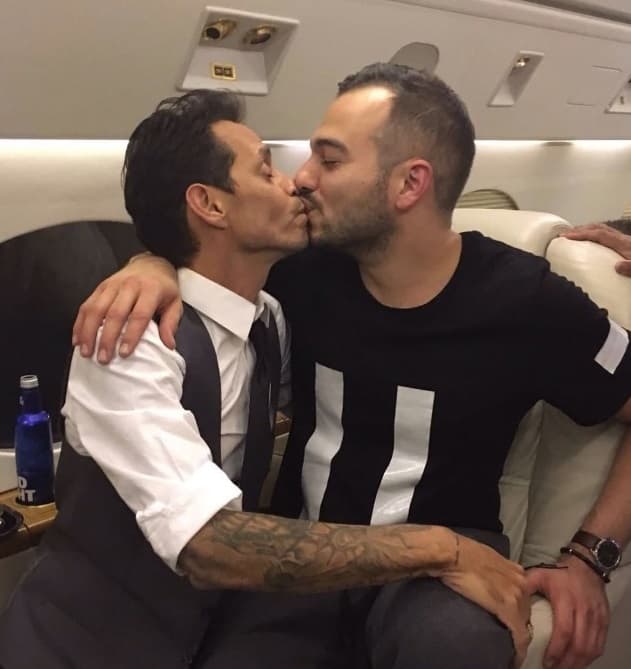 Marc ante la polémica le dio por besar a todo su equipo y subir las fotos a redes.