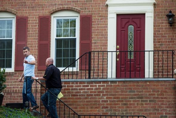 La vivienda situada en la calle Quimby, una zona residencial en una tranquila localidad de 32,248 habitantes, está totalmente rodeada por policías fuertemente armados.
